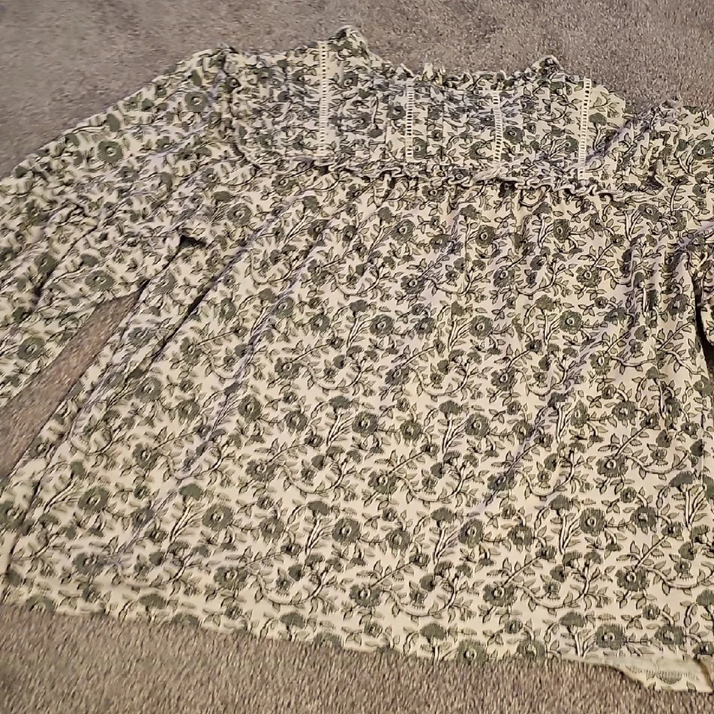 D4🔹️Wonderly Floral Blouse - Green and White - Picture 6 of 7